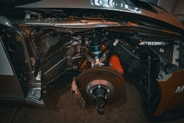 Quels sont les avantages des dispositifs de surveillance de la température des freins pour les véhicules de course automobile?